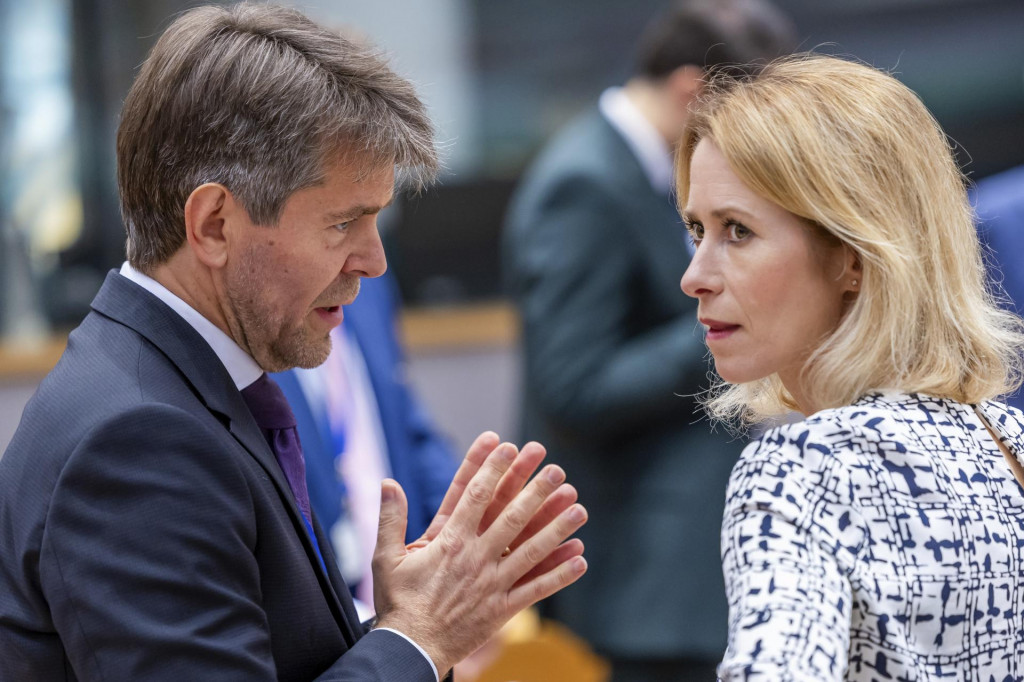 Štátny tajomník ministerstva zahraničných vecí a európskych záležitostí Marek Eštok sa rozpráva so šéfkou diplomacie Európskej únie Kajou Kallasovou. FOTO: TASR/AP