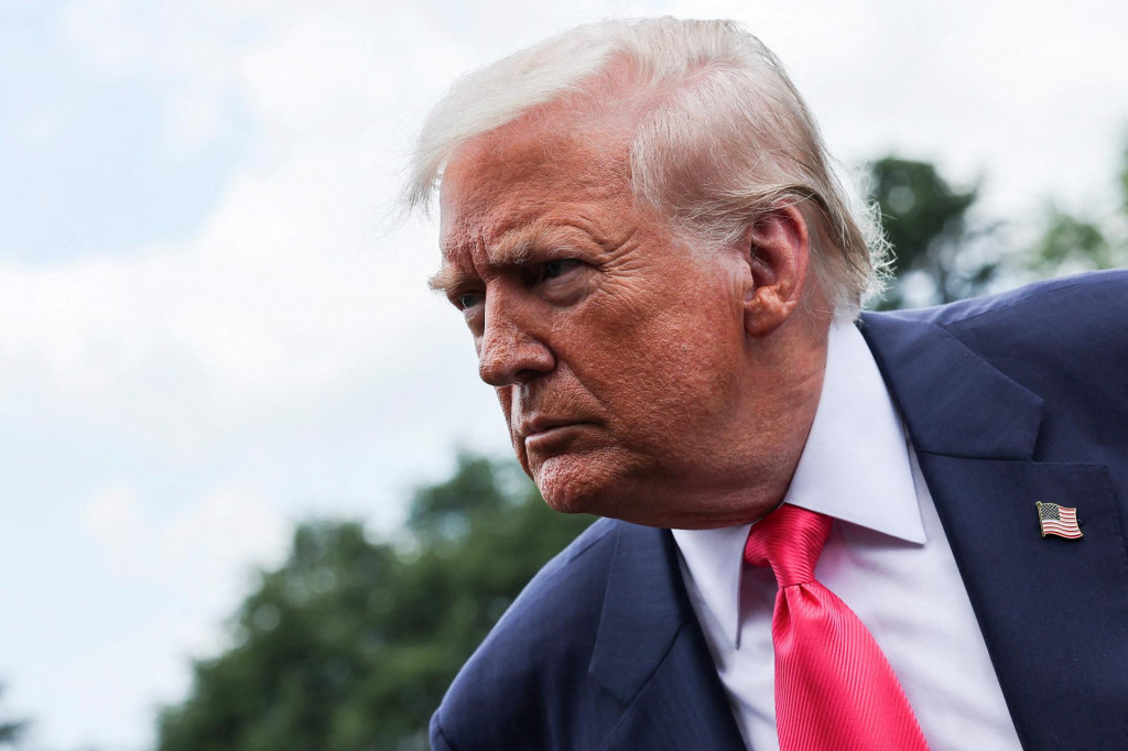 Trump v uplynulých dňoch opakovane vyjadril nespokojnosť so šéfom Kremľa Vladimirom Putinom a varoval Rusko, že ak neukončí konflikt na Ukrajine do 50 dní, uvalí na jeho obchodných partnerov stopercentné sekundárne clá. FOTO: REUTERS