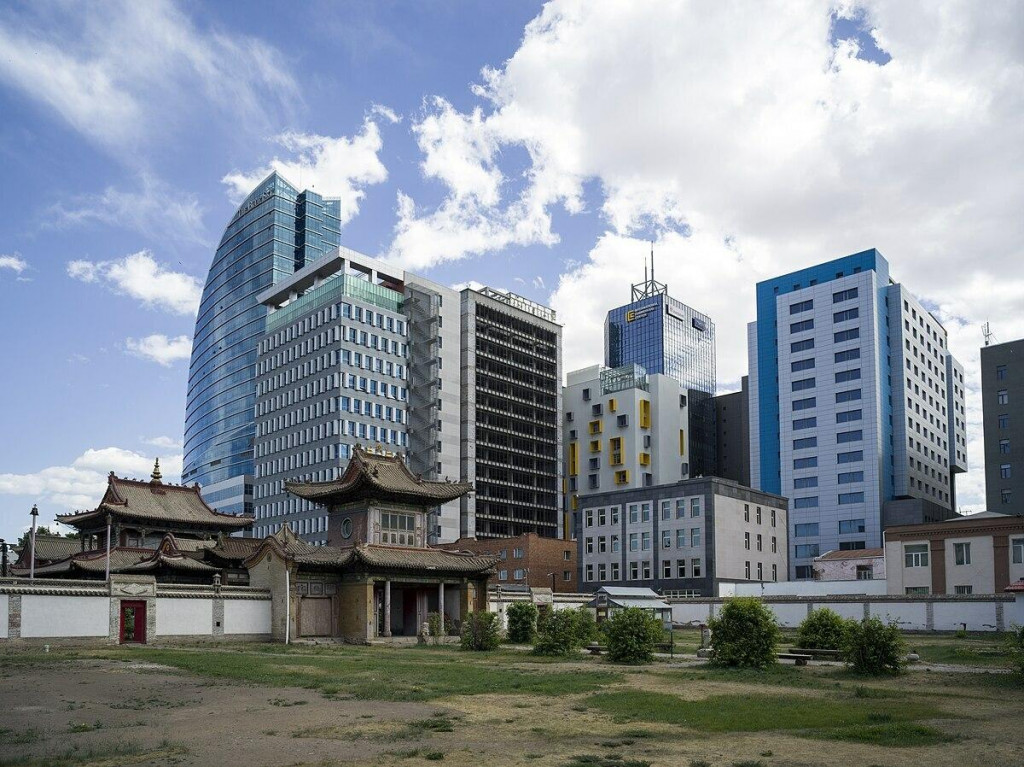 Mongolský Ulanbátar spája tradičné obydlia s modernou rýchlo sa rozvíjajúcou architektúrou. FOTO: Wikimedia Commons
