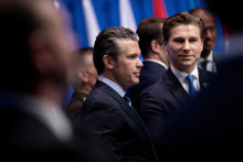 Archívna snímka amerického ministra obrany Petea Hegsetha a fínskeho ministra obrany Anttia Hakkanena. FOTO: REUTERS