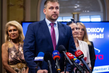 Na snímke zľava poradkyňa ministra zdravotníctva pre vzdelávanie Eliška Kubíková, minister zdravotníctva SR Kamil Šaško (Hlas-SD) a dekanka Jesseniovej lekárskej fakulty Univerzity Komenského v Martine Andrea Čalkovská. 

FOTO: TASR/J. Kotian