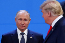 Archívna snímka Vladimira Putina a Donalda Trumpa. FOTO: REUTERS