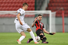 Skúsený Kristián Koštrna (vpravo) verí, že Trnavčania dokážu aj napriek jednogólovému manku vo Švédsku dosiahnuť vytúžený postupový rezultát. FOTO: TASR/L. Grinaj