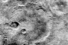 Mariner 4 zachytil časť marťanského povrchu, ktorá pripomínala mesačnú krajinu — bola totiž posiata množstvom kráterov.