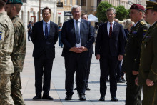 Poľský minister zahraničných vecí Radoslaw Sikorski, ukrajinský minister zahraničných vecí Andrij Sybiha a litovský minister zahraničných vecí Kestutis Budrys. FOTO: Reuters