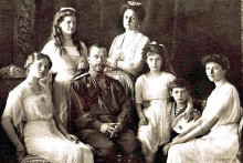 Posledný ruský cár Mikuláš II. s manželkou Alexandrou a deťmi na spoločnej fotografii z roku 1913.