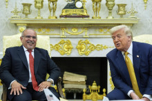 Americký prezident Donald Trump (vpravo) a bahrajnský korunný princ Salmán ibn Hamad al-Chalífa počas stretnutia v Bielom dome vo Washingtone. FOTO: TASR/AP