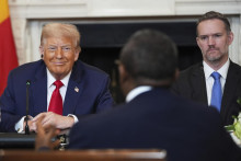 Americký prezident Donald Trump (vľavo) a americký obchodný zástupca Jamieson Greer počas obeda s africkými lídrami vo Washingtone. FOTO: TASR/AP