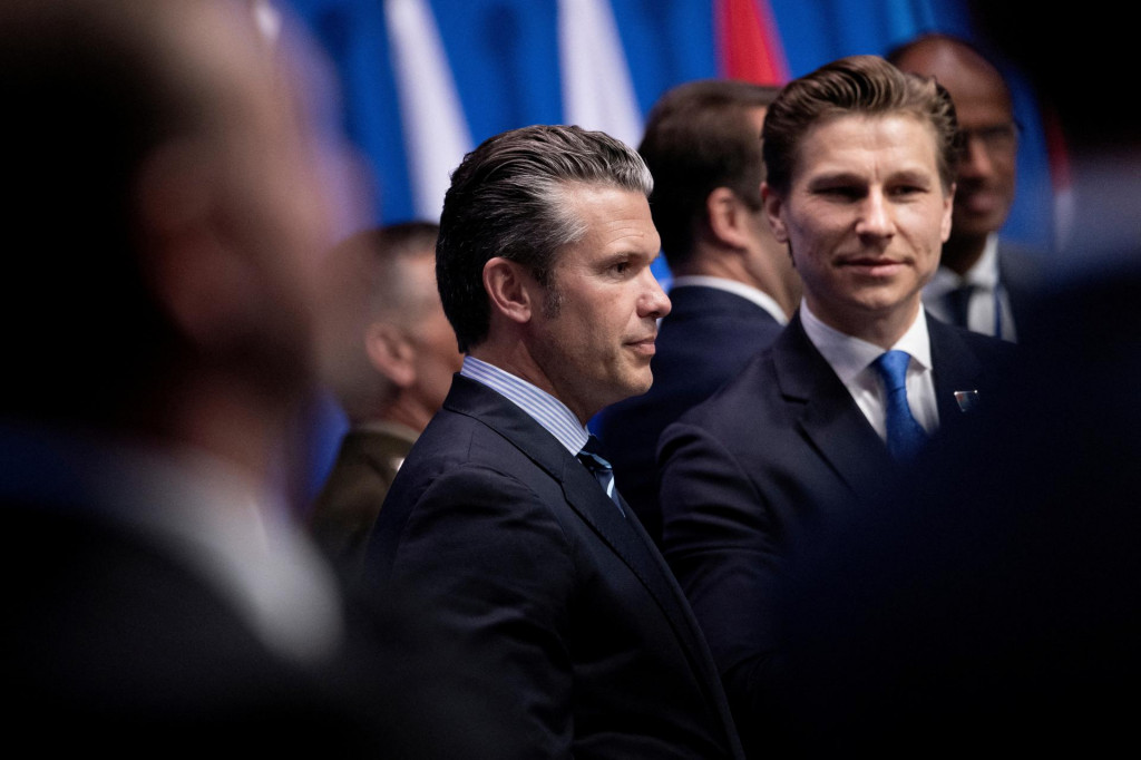 Archívna snímka amerického ministra obrany Petea Hegsetha a fínskeho ministra obrany Anttia Hakkanena. FOTO: REUTERS