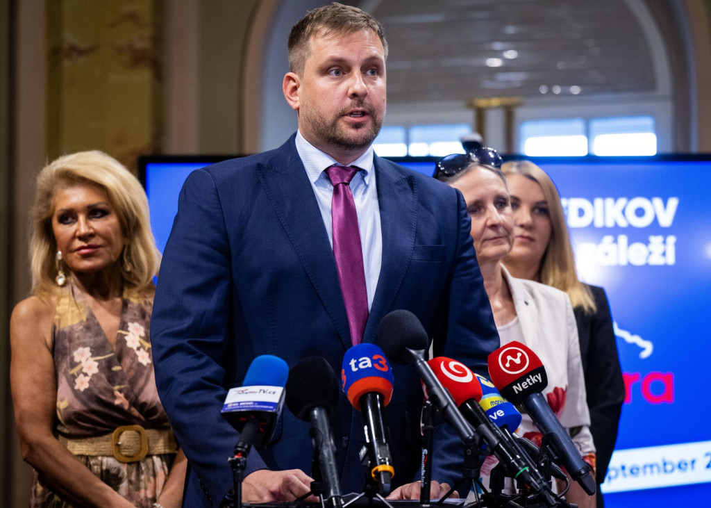 Na snímke zľava poradkyňa ministra zdravotníctva pre vzdelávanie Eliška Kubíková, minister zdravotníctva SR Kamil Šaško (Hlas-SD) a dekanka Jesseniovej lekárskej fakulty Univerzity Komenského v Martine Andrea Čalkovská. 

FOTO: TASR/J. Kotian