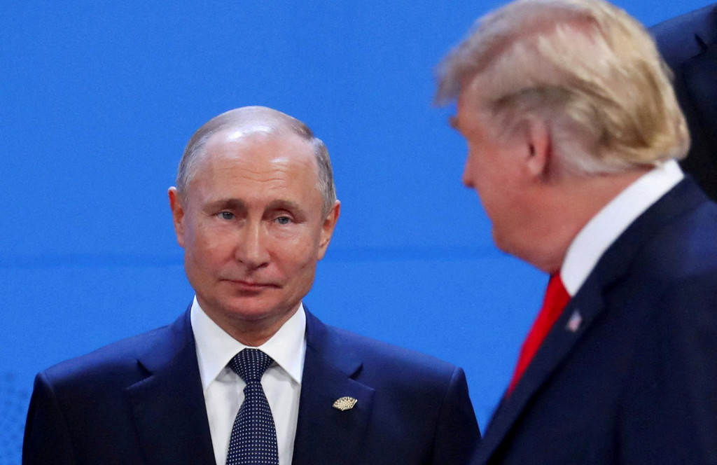 Archívna snímka Vladimira Putina a Donalda Trumpa. FOTO: REUTERS