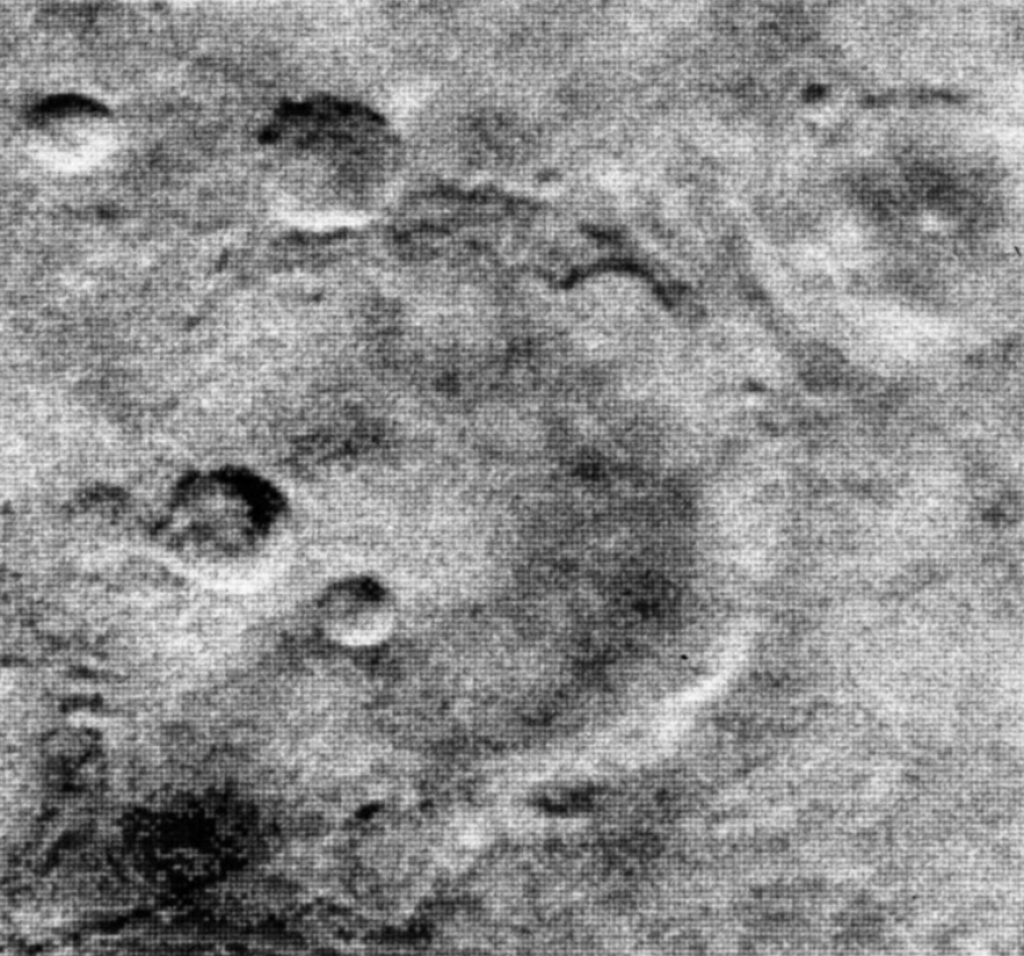 Mariner 4 zachytil časť marťanského povrchu, ktorá pripomínala mesačnú krajinu — bola totiž posiata množstvom kráterov.