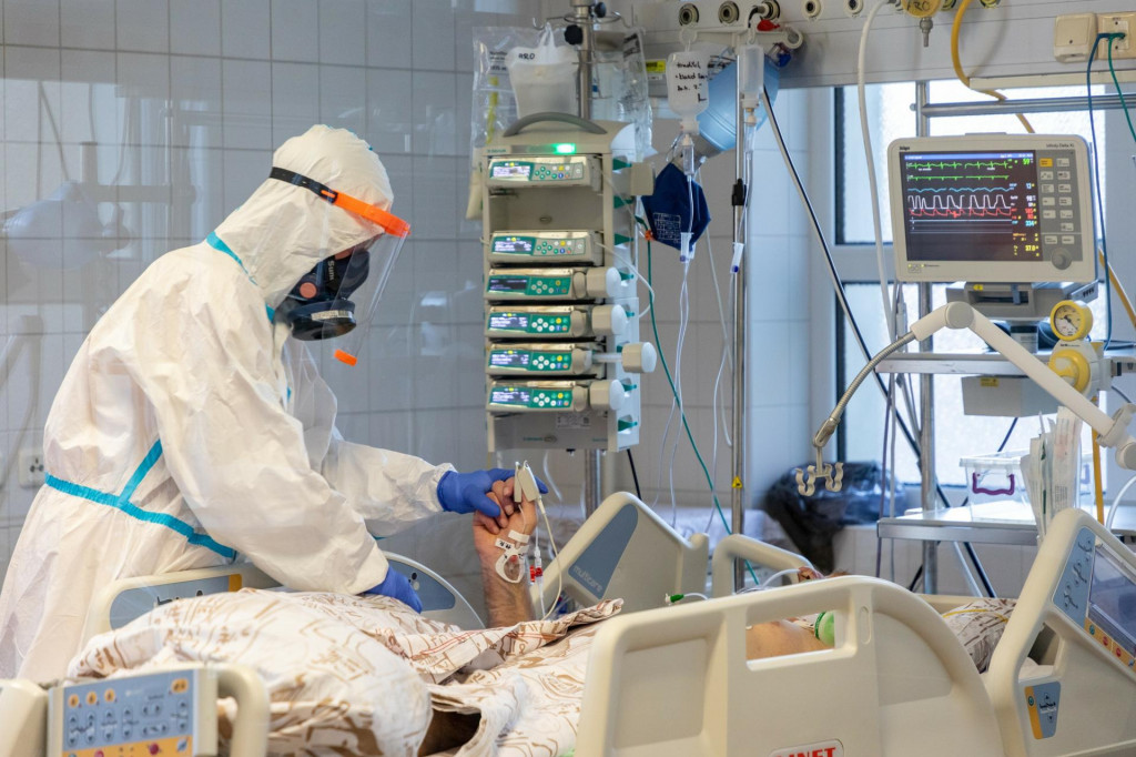 ”Rozhodne by som nepodporoval žiadne povinné smernice od Európskej únie. K EÚ necítim žiadny dešpekt, ale pravidlá Únie bývajú príliš detailné a rigidné. To obmedzuje flexibilitu jednotlivých štátov, ktoré potrebujú prispôsobiť opatrenia svojim špecifickým podmienkam,” hovorí Epidemiológ.

 FOTO: Profimedia /Pryček Vladimír