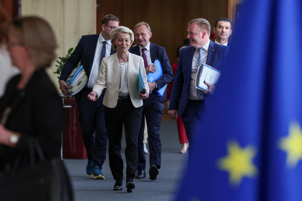 Predsedníčka Európskej komisie Ursula von der Leyenová a komisár pre rozpočet Európskej únie Piotr Serafin. FOTO: Reuters