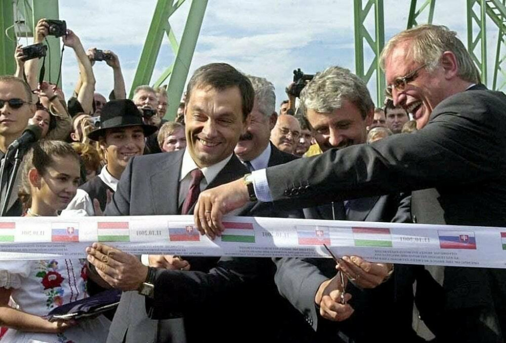 V roku 2001 otvorili zrekonštruovaný Most Márie Valérie medzi Ostrihomom a Štúrovom. Vľavo maďarský premiér Viktor Orbán, vpravo slovenský predseda vlády Mikuláš Dzurinda. FOTO: TASR