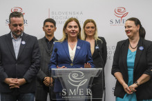 Europoslanci Smeru - Ľuboš Blaha, Erik Kaliňák, Monika Beňová, Judita Laššáková a Katarína Roth Neveďalová. FOTO: TASR/Jaroslav Novák