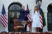 Amerického prezidenta Donalda Trumpa v súvislosti s prístupom k Rusku údajne pomohla presvedčiť prvá dáma Melania Trumpová. FOTO: Reuters