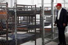 Prezident Donald Trump navštívil dočasné zadržiavacie centrum pre migrantov, neformálne známe ako „Aligatorí Alcatraz“ v Ochopee na Floride 1. júla 2025. FOTO: REUTERS