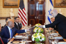 Izraelský premiér Benjamin Netanjahu (vpravo) odovzdáva obálku americkému prezidentovi Donaldovi Trumpovi (vľavo) počas stretnutia v Modrej miestnosti Bieleho domu vo Washingtone. FOTO: TASR/AP
