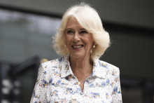 Britská kráľovná Kamila prichádza na desiaty deň na grandslamovom turnaji vo Wimbledone. FOTO: TASR/AP