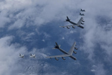 Americké strategické bombardéry typu B-52H (uprostred) schopné niesť jadrové hlavice, juhokórejské stíhacie lietadlá KF-16 (vľavo) a japonské F-2 (vpravo) na vojenskom cvičení nad medzinárodnými vodami južne od juhokórejského ostrova Čedž. FOTO: TASR/AP