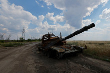 Zničený tank neďaleko obce Georgievka v Doneckej oblasti. FOTO: Reuters