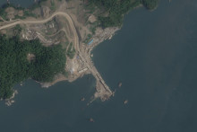 Satelitná snímka zobrazuje rozostavané námorné mólo na štartovacej stanici satelitov v Sohe na severozápade Severnej Kórey. FOTO: Reuters/2025 Planet Labs PBC