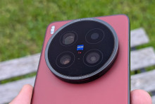 Čínski výrobcovia smartfónov si často nechávajú svoje najlepšie modely iba pre domáci trh. Takýmto prístrojom je aj Vivo X200 Ultra, ktoré svojou technikou a výbavou stojí ešte nad už tak dosť nadupaným modelom X200 Pro. Zatiaľ čo Pro u nás zaobstaráte, model Ultra sa tu nepredáva. Ale my sme si ho mohli vyskúšať.