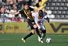 Sprava Cedric Badolo (Trnava) a Amor Layounin (Häcken) bojujú o loptu počas odvetného zápasu 1. predkola Európskej ligy vo futbale BK Häcken - FC Spartak Trnava vo švédskom Göteborgu. FOTO: TASR/Lukáš Grinaj