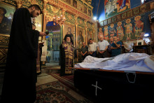 Arcibiskup Alexios stojí pred telami palestínskych kresťanov Saada Salama a Foumie Ayyada, ktorí boli zabití pri izraelskom útoku na Kostol Svätej Rodiny. FOTO: Reuters