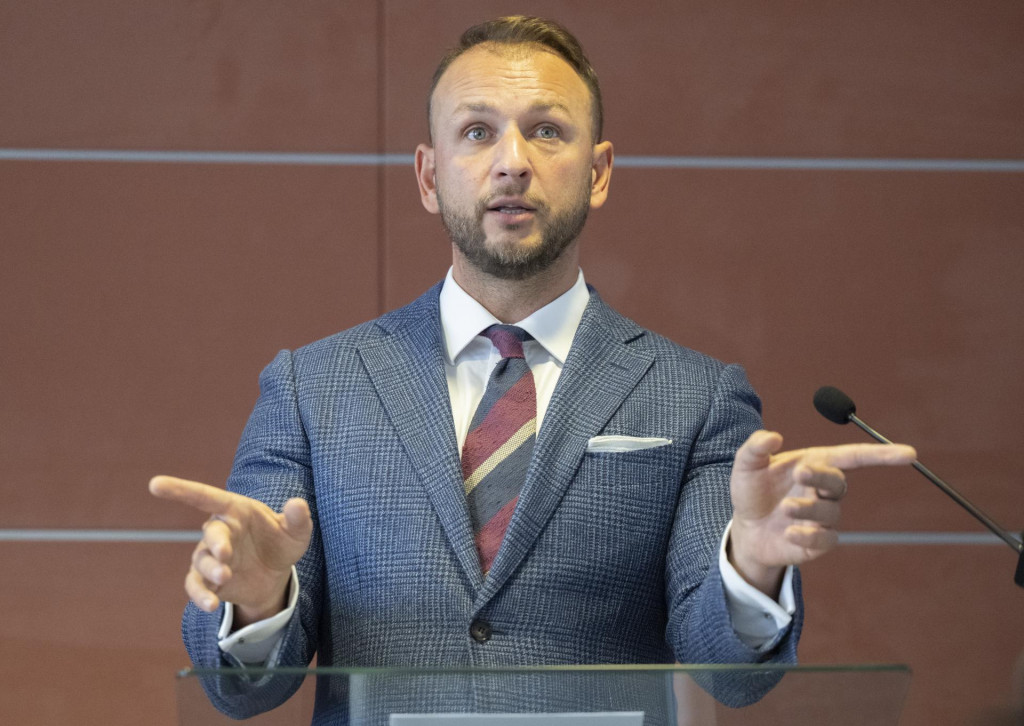 Na sn&iacute;mke minister vn&uacute;tra SR Mat&uacute;&scaron; &Scaron;utaj E&scaron;tok (Hlas-SD) počas tlačovej konferencie, na ktorej predstavil nov&uacute; prezidentku Policajn&eacute;ho zboru SR 27. janu&aacute;ra 2025 v Bratislave. Novou prezidentkou Policajn&eacute;ho zboru bude Jana Ma&scaron;karov&aacute;. Na poz&iacute;cii nahrad&iacute; Ľubom&iacute;ra Sol&aacute;ka, ktor&yacute; vo funkcii skončil v s&uacute;vislosti s &uacute;tokom na gymn&aacute;ziu v Spi&scaron;skej Starej Vsi. FOTO TASR - Martin Baumann FOTO: Martin Baumann
