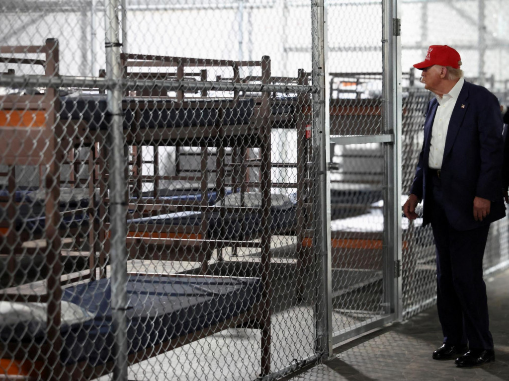 Prezident Donald Trump navštívil dočasné zadržiavacie centrum pre migrantov, neformálne známe ako „Aligatorí Alcatraz“ v Ochopee na Floride 1. júla 2025. FOTO: REUTERS