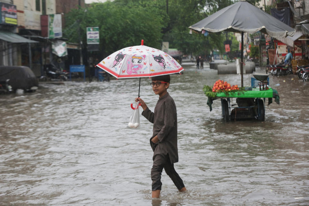 Zaplavená ulica v Pakistane. FOTO: Reuters