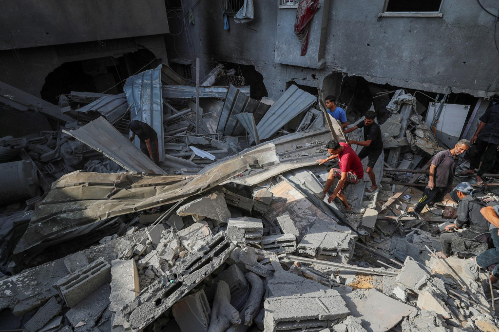 Palestínčania kontrolujú miesto izraelského leteckého útoku v meste Gaza. FOTO: Reuters