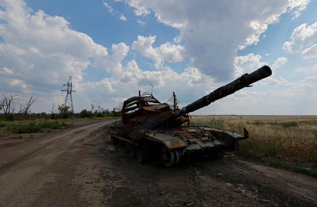 Zničený tank neďaleko obce Georgievka v Doneckej oblasti. FOTO: Reuters
