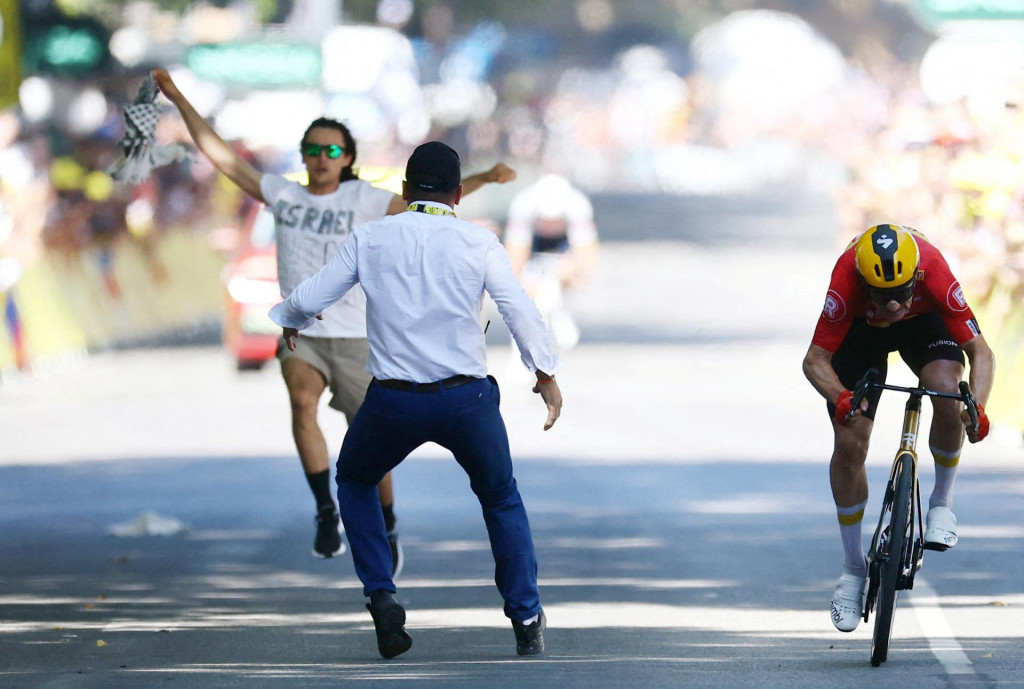 Finiš jedenástej etapy na Tour de France narušil aktivista. FOTO: Reuters
