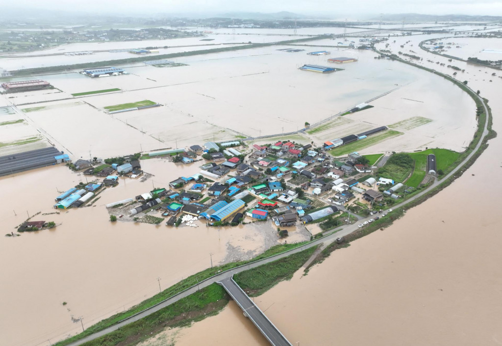 Kvôli dažďu bolo uzavretých viac ako 400 škôl, informovalo juhokórejské ministerstvo školstva. FOTO: REUTERS/YONHAP NEWS AGENCY