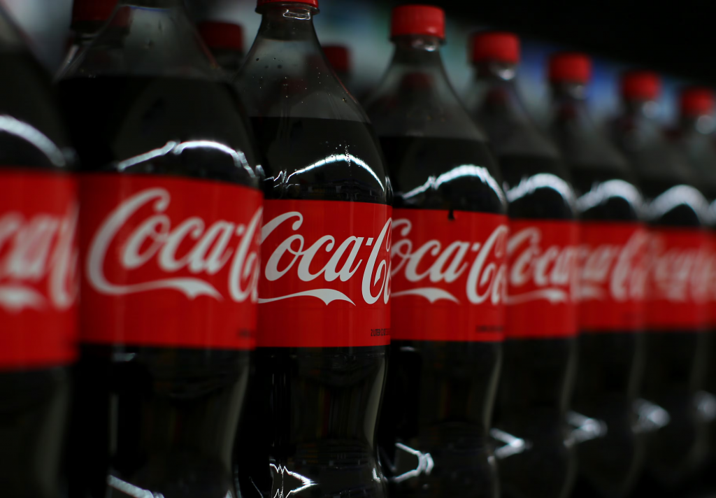 V niektorých krajinách, ako napríklad Mexiko či Austrália, sa Coca-Cola vyrába s použitím trstinového cukru. Verzia pre USA však obsahuje lacnejší a stabilnejší kukuričný sirup s vysokým obsahom fruktózy. FOTO: REUTERS