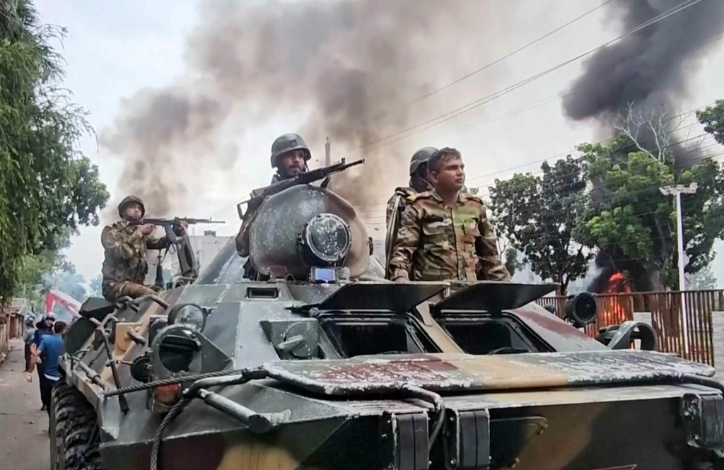 Na snímke z videa dym stúpa za obrneným vozidlom počas zrážok stúpencov zosadenej bangladéšskej premiérky Hasíny Vadžídovej s policajtmi v bangladéšskom meste Gopalganj. FOTO: TASR/AP