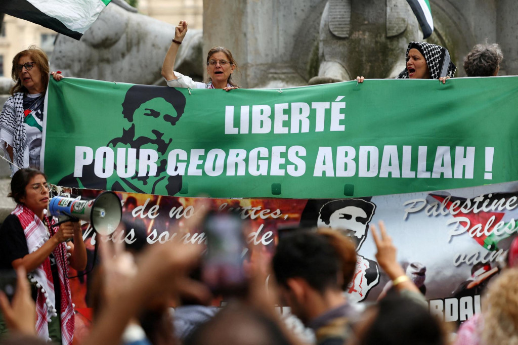 Ľudia držia transparent počas demonštrácie požadujúcej okamžité a bezpodmienečné prepustenie Georgesa Ibrahima Abdallaha, libanonského militanta zadržiavaného vo Francúzsku. FOTO: Reuters