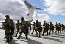Archívna snímka ruských vojakov v Kaliningrade. FOTO: REUTERS