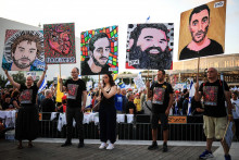 Izraelčania protestujú na podporu prepustenia všetkých rukojemníkov unesených z Izraela. FOTO: Reuters