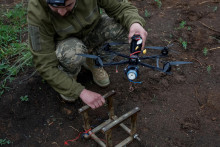 Vojak ukrajinskej armády pripravuje dron. FOTO: Reuters