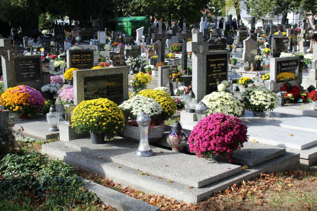 Vo väčšine miest dnes rastie záujem o urnové uloženie, ktoré je úspornejšie, rýchlejšie dostupné a šetrí priestor.