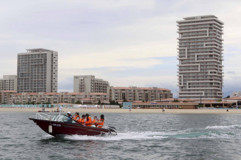 Ľudia sa tešia z jazdy na turistickej lodi vo veľkom turistickom letovisku Wonsan Kalma na východnom pobreží Severnej Kórey. FOTO: TASR/AP