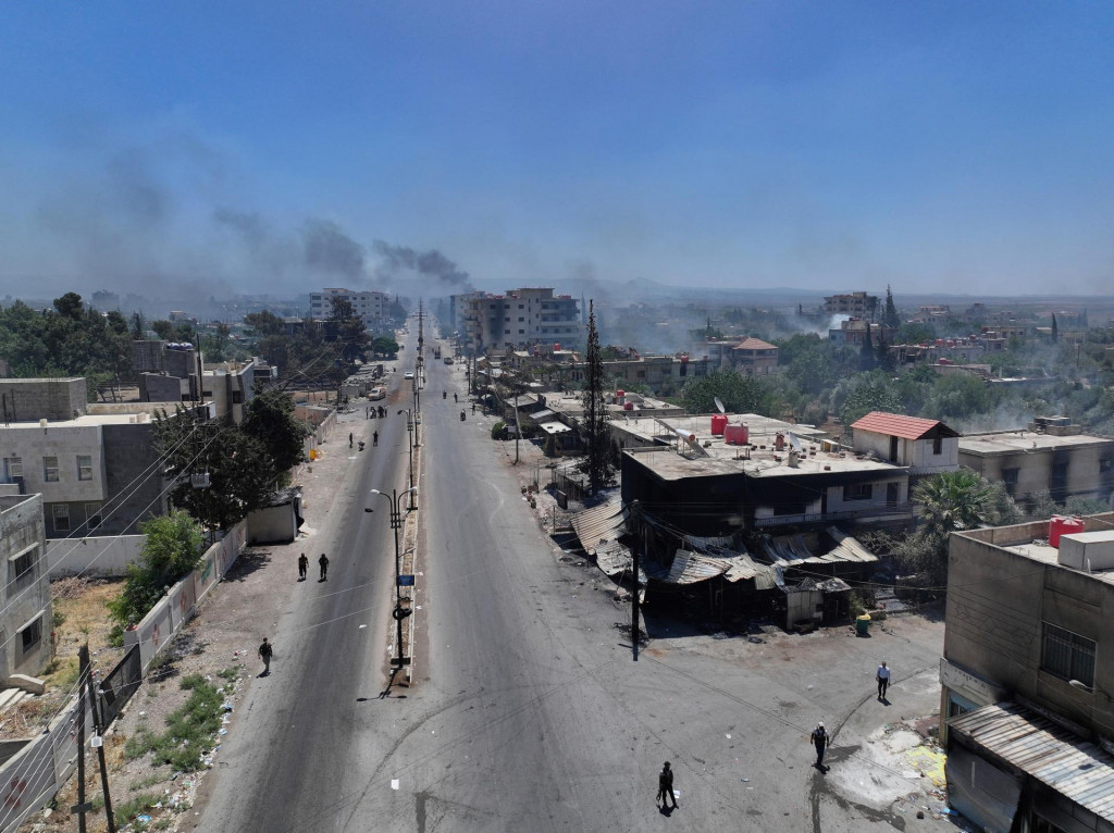 Bojovníci z radov beduínov sú na predmestí juhosýrskeho mesta Suwajdá, kde vypukli ozbrojené strety medzi drúzskymi militantmi a sunnitskými beduínskymi kmeňmi. FOTO: TASR/AP