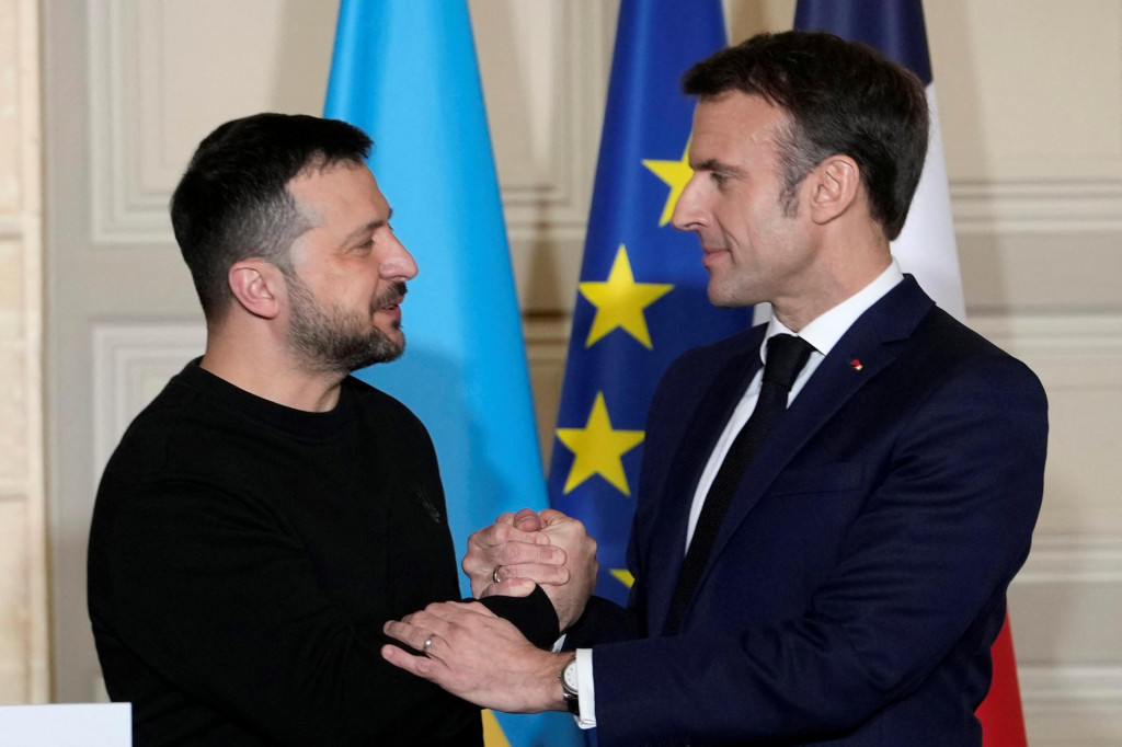 Francúzsky prezident Emmanuel Macron a jeho ukrajinský kolega Volodymyr Zelenskyj. FOTO: Reuters
