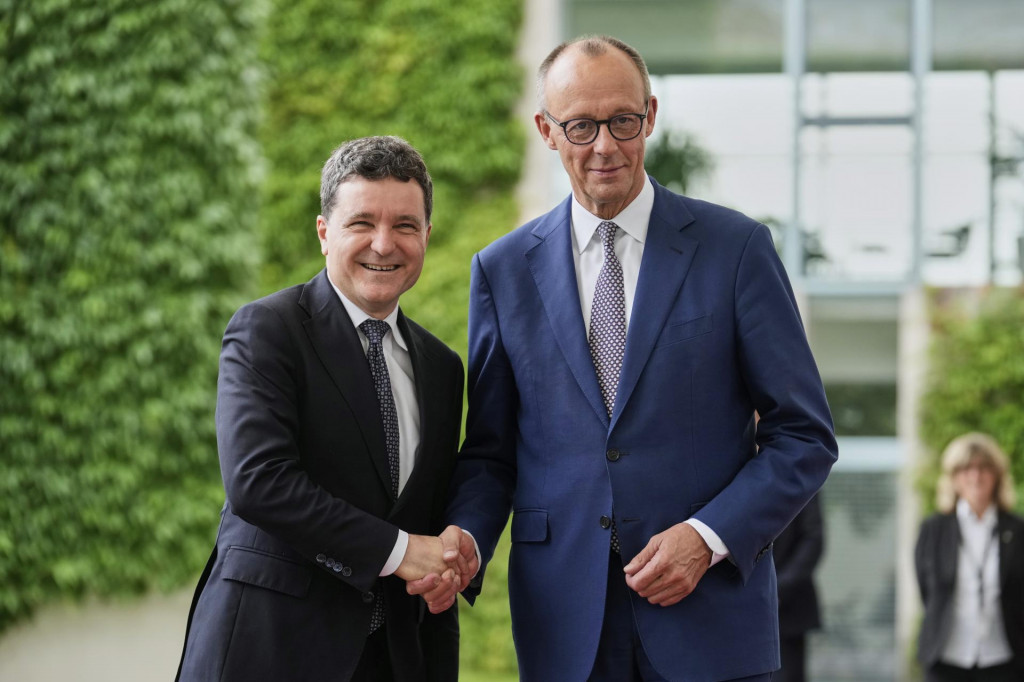 Rumunský prezident Nicušor Dan a nemecký kancelár Friedrich Merz. FOTO: TASR/AP
