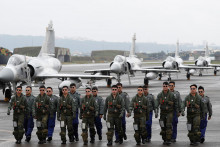 Taiwanskí piloti stíhačiek Mirage na pristávacej dráhe na základni v meste Hsinchu v januári tohto roku počas cvičení vojenskej pripravenosti. FOTO: Reuters