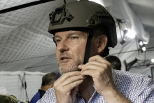Prezident Peter Pellegrini si skúša vojenské vybavenie. FOTO TASR/Martin Baumann